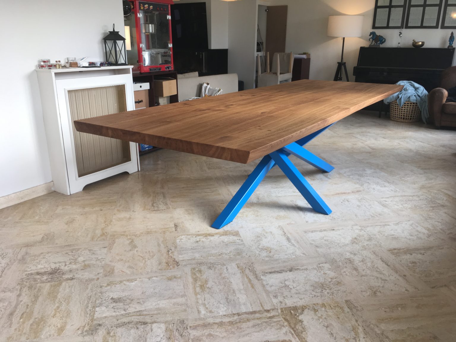 Table en bois avec pied central bleu La Tablerie